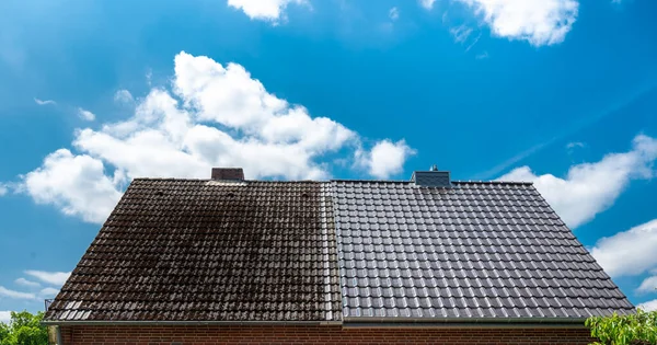 Techo Casa Medio Limpio Muestra Efecto Antes Después Una Limpieza — Foto de Stock