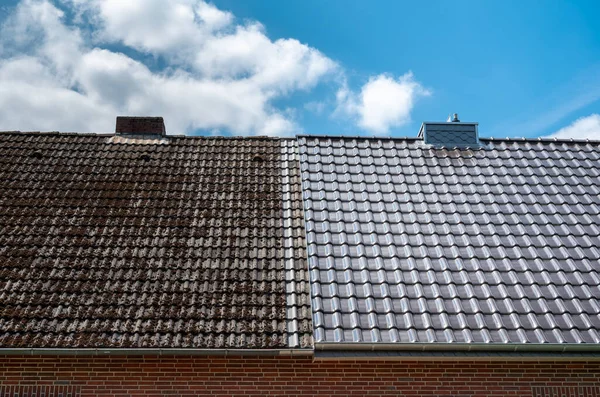 Polovyčištěná Střecha Domu Ukazuje Před Efektu Úklidu Střechy — Stock fotografie