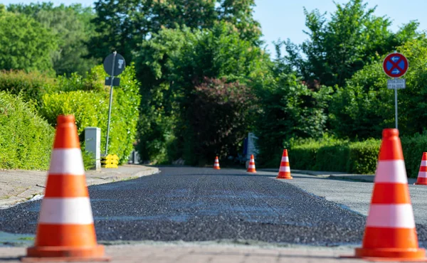 Baukegel Markieren Einen Teil Der Straße Mit Einer Schicht Frischen — Stockfoto