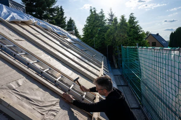 Roofer Fixação Novo Isolamento Telhado Uma Casa Velha — Fotografia de Stock