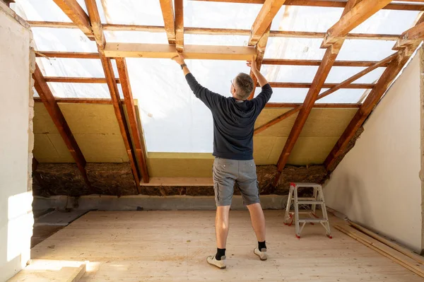 Roofer Está Cambiando Viga Por Una Ventana Más Grande Ático — Foto de Stock