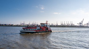 Almanya 'nın Hamburg limanındaki banliyö ve turistler için feribot gemisi.