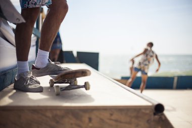 Halfpipe içinde atlama skatepark genç kaykaycılar