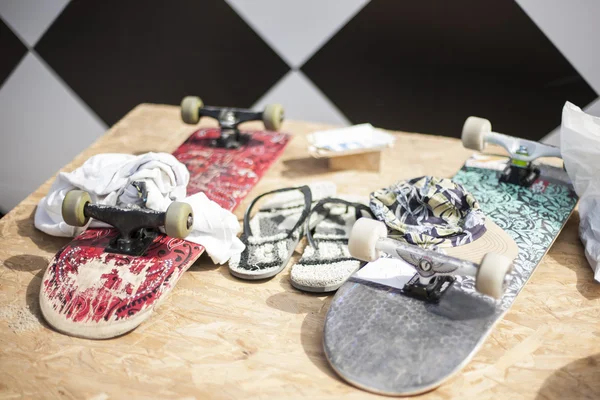 Skateboards op tafel. Stadsleven. Jeugd subcultuur — Stockfoto