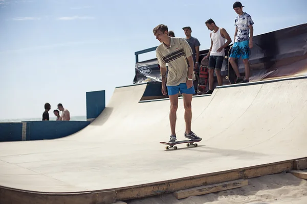 Ukraina Festival Z-spel, augusti 2015. Odessa, Zatoka. Unga skateboardåkare — Stockfoto