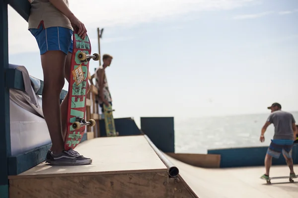 Jonge skateboarders in skatepark springen in de halfpipe — Stockfoto