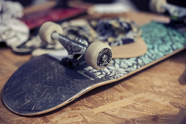 Skateboards auf dem Tisch. urbanes Leben. Jugendsubkultur — Stockfoto