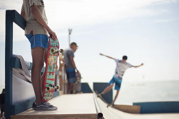 Ukraine Festival Z-games, août 2015. Odessa, Zatoka. Jeunes skateurs en skatepark sautant dans la demi-lune — Photo