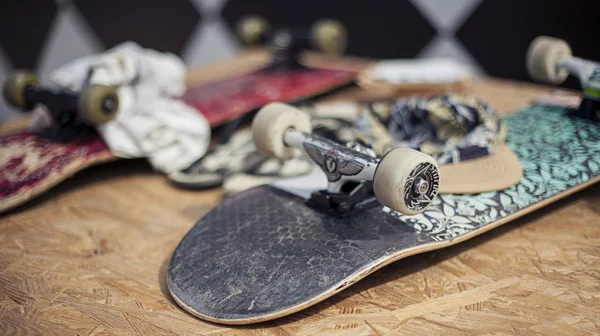 Skateboards sur la table. La vie urbaine. Sous-culture jeunesse — Photo