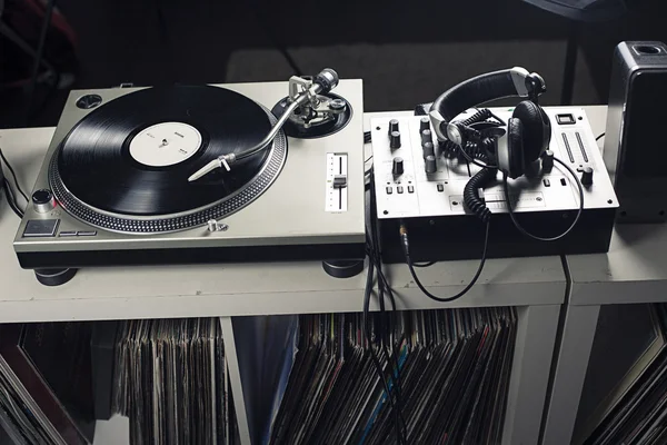 Table de mixage DJ bouchent — Photo