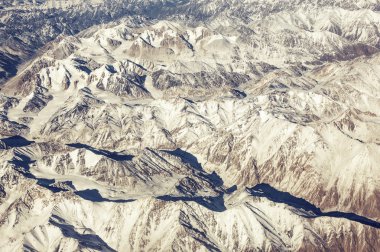 Panoramik açık mavi gökyüzü altında yüksek dağ kar.