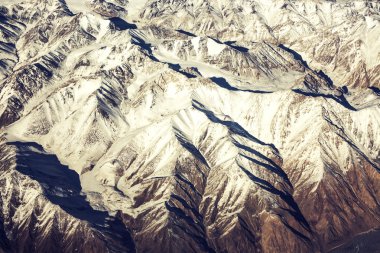 İle doğal peyzaj ve dağ aralıkları. doğal dağ geri