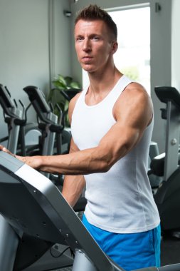 Koşu bandı üzerinde genç adam