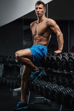 adam dumbbells yakınındaki spor salonunda