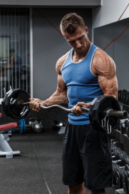 vücut geliştirmeci eğitim silah