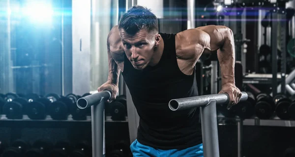 Homme pendant l'entraînement dans la salle de gym — Photo