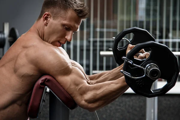 Hombre entrenamiento con barra — Foto de Stock