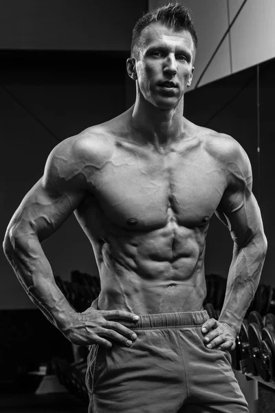 Hombre muscular en el gimnasio — Foto de Stock