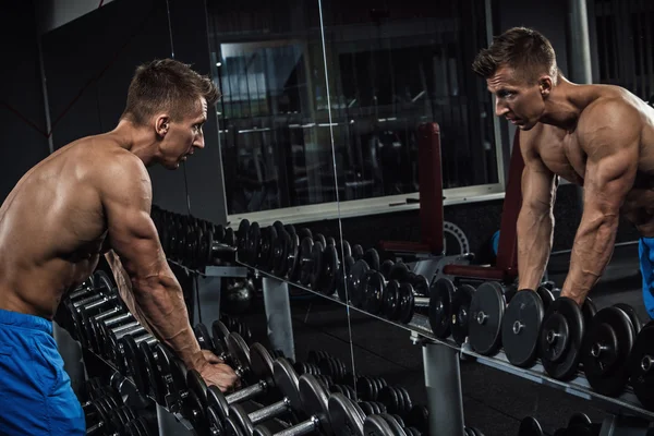 Killen i gym nära hantlar — Stockfoto