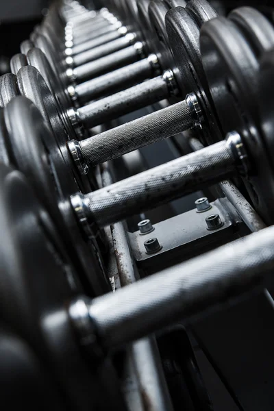 Iron hantlar i gym — Stockfoto