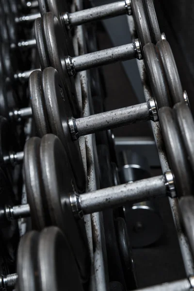 Haltères en fer dans la salle de gym — Photo