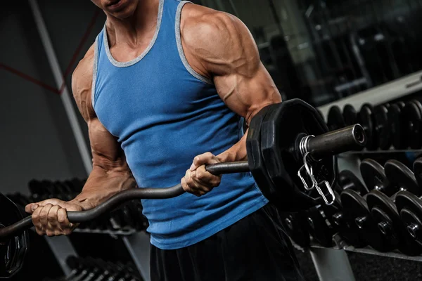 Bodybuilder training arms — Stock Photo, Image