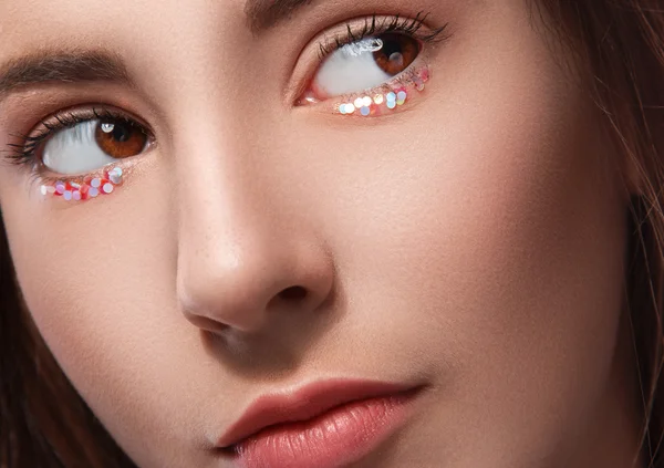 Weibliche Augen mit Glitzer-Make-up — Stockfoto