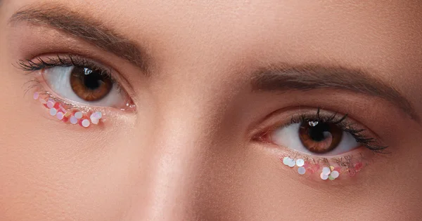 Ojos femeninos con maquillaje de brillo — Foto de Stock