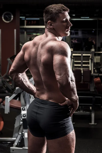 Hombre muscular en el gimnasio — Foto de Stock