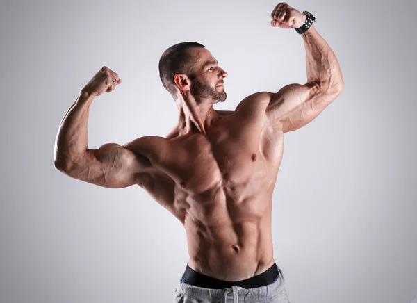 Muskulös man i bar överkropp — Stockfoto