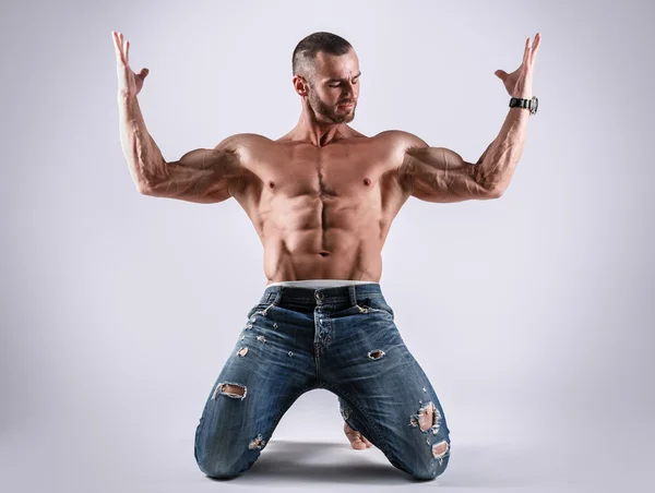 Homem sem camisa muscular — Fotografia de Stock