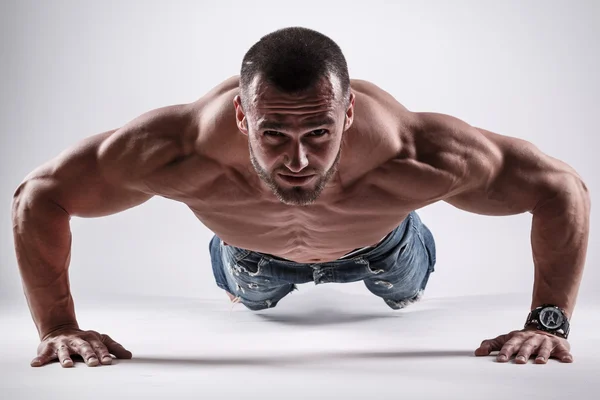 Hombre musculoso sin camisa — Foto de Stock