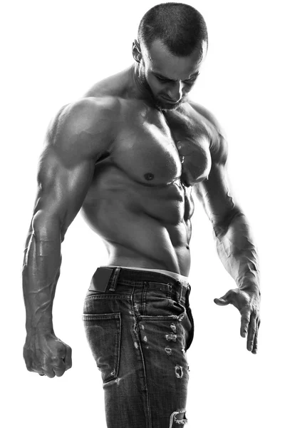 Homem muscular posando sem camisa — Fotografia de Stock
