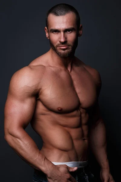 Bonito homem musculoso — Fotografia de Stock