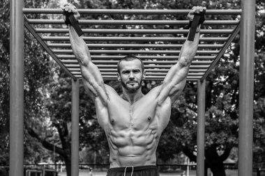 Yatay çubuğu pull-up yapan erkek