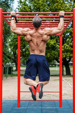 Yatay çubuğu pull-up yapan erkek