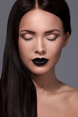 siyah dudaklar esmer kadın