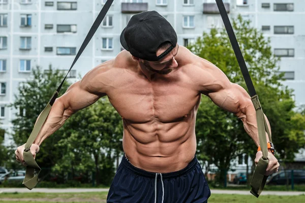 Culturista durante l'allenamento — Foto Stock