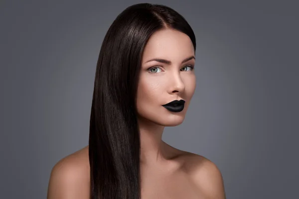 Brünette Frau mit schwarzen Lippen — Stockfoto