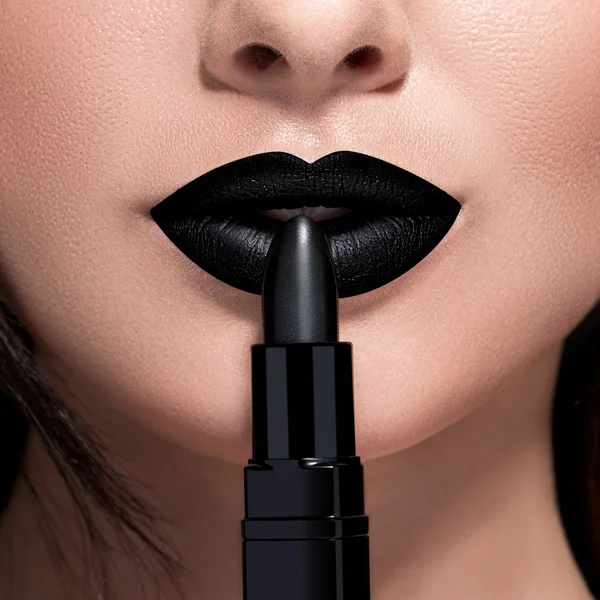 Wanita bibir dan lipstik hitam — Stok Foto
