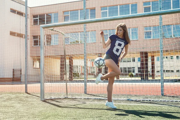 Дівчина з футбольним м'ячем — стокове фото