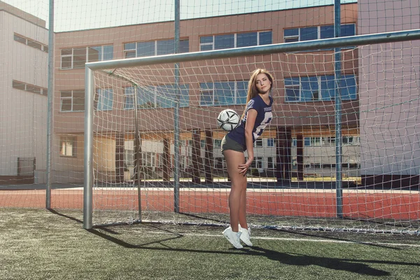 サッカーボールを持つ女の子 — ストック写真