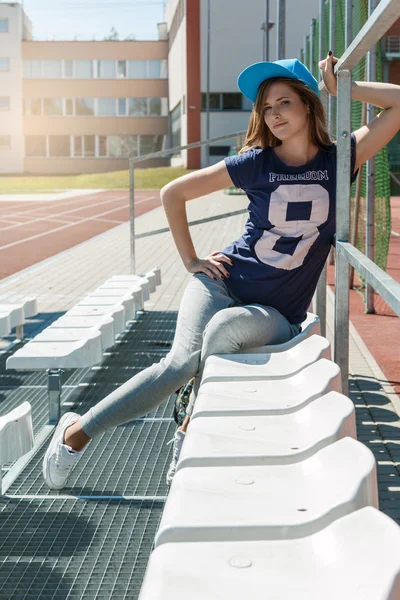 Flicka som poserar på athletic field — Stockfoto