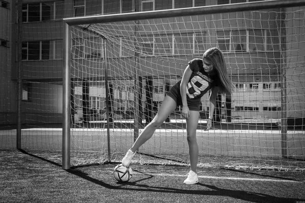 Futbol topu olan kız. — Stok fotoğraf