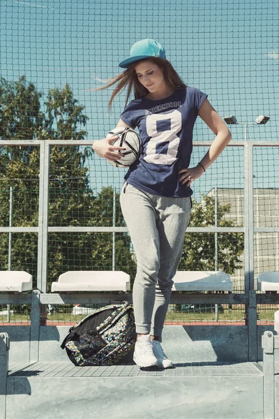 Meisje met voetbal — Stockfoto