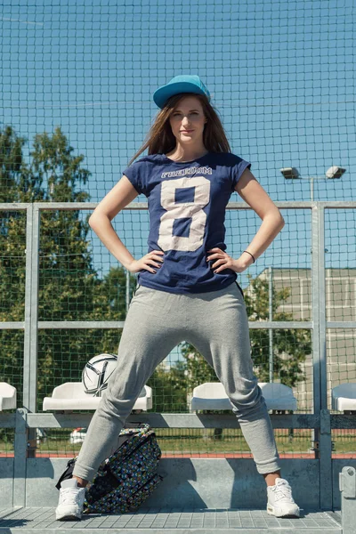 Chica posando en el campo atlético — Foto de Stock