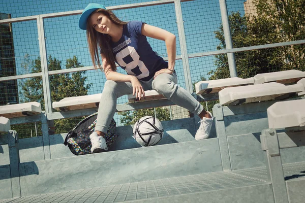Девочка-подросток с футбольным мячом — стоковое фото