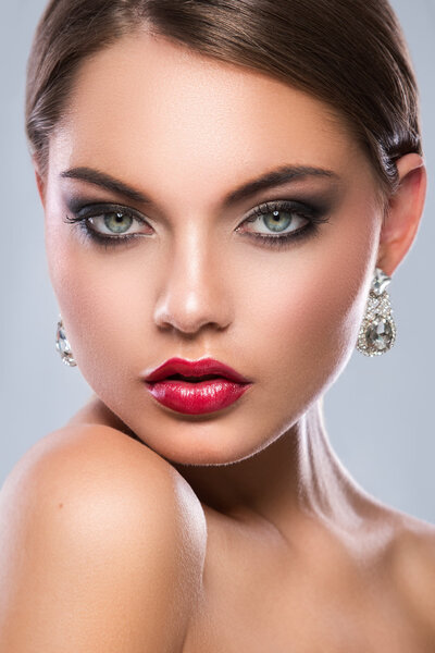  женщина с роскошными серьгами
