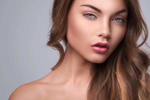 Mulher com cabelo encaracolado — Fotografia de Stock