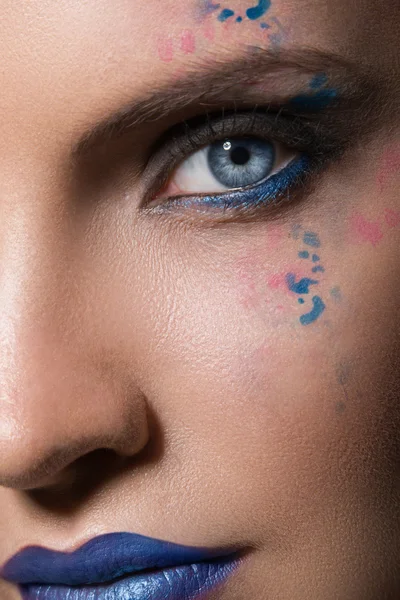 Vrouwelijk model met artistieke make-up — Stockfoto